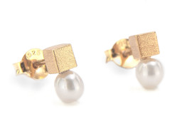 Vedere dettagli per "Cubo. Perle. Orecchini. Argento 925 placcato oro Immagine di "Cubo. Perle. Orecchini. Argento 925 placcato oro