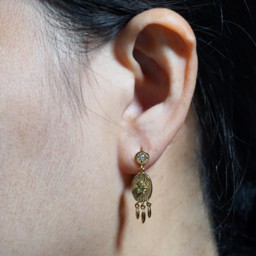 Vedere dettagli per "Il proprio cuore al posto giusto". Peridoto. Orecchini. Argento 925 placcato oro Immagine di "Il proprio cuore al posto giusto". Peridoto. Orecchini. Argento 925 placcato oro