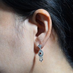 Vedere dettagli per "Il cuore al posto giusto". Granato. Orecchini. Argento 925 Immagine di "Il cuore al posto giusto". Granato. Orecchini. Argento 925