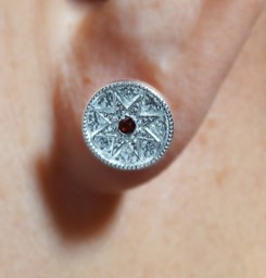 Vedere dettagli per "è la mia stella". Granato. Orecchini. Argento 925 Immagine di "è la mia stella". Granato. Orecchini. Argento 925