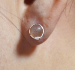 Vedere dettagli per "Il mondo nelle tue mani". Pietra di luna color pesca. Orecchini. Argento 925 Immagine di "Il mondo nelle tue mani". Pietra di luna color pesca. Orecchini. Argento 925