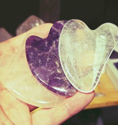 Vedere dettagli per Stampo per massaggio Gua Sha in cristallo di rocca 8x5cm Immagine di Stampo per massaggio Gua Sha in cristallo di rocca 8x5cm