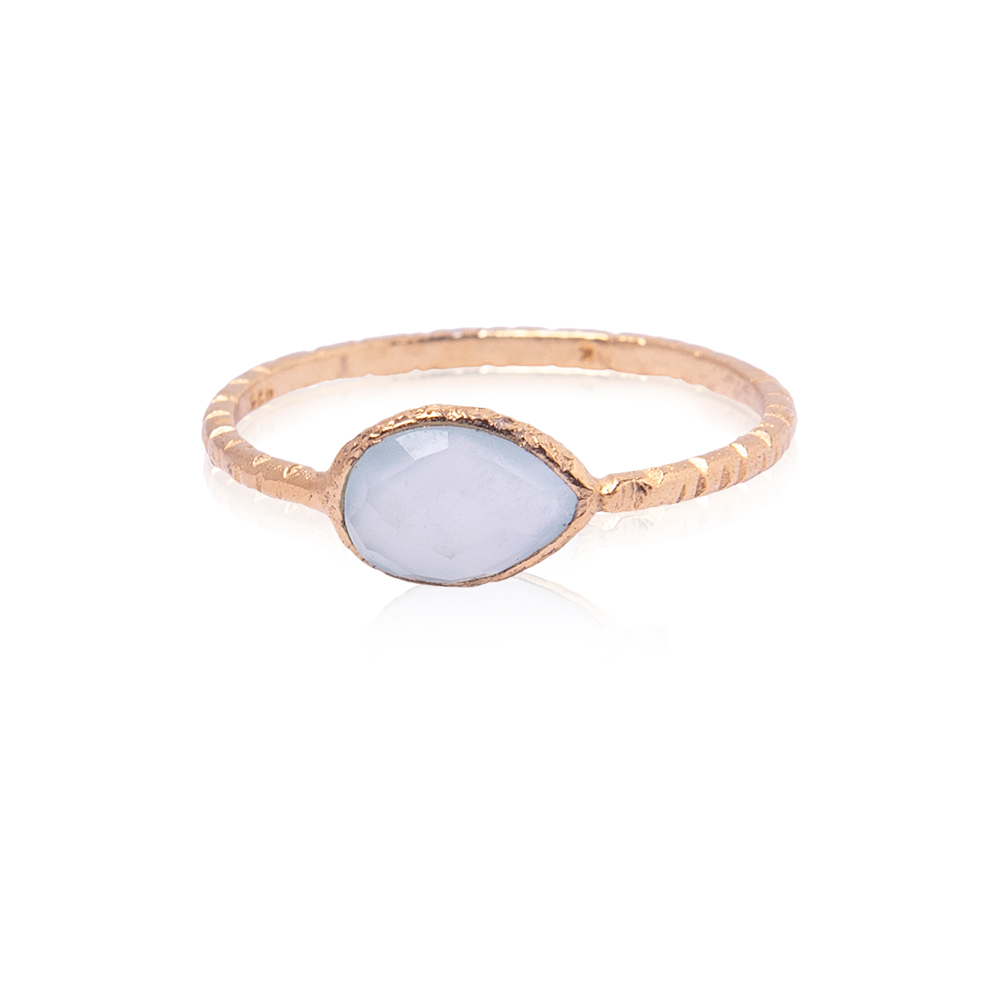 Bild von Aqua Chalcedon fac. Tropfen 6x8mm Ring, gehämmert, Silber gelb-vergoldet