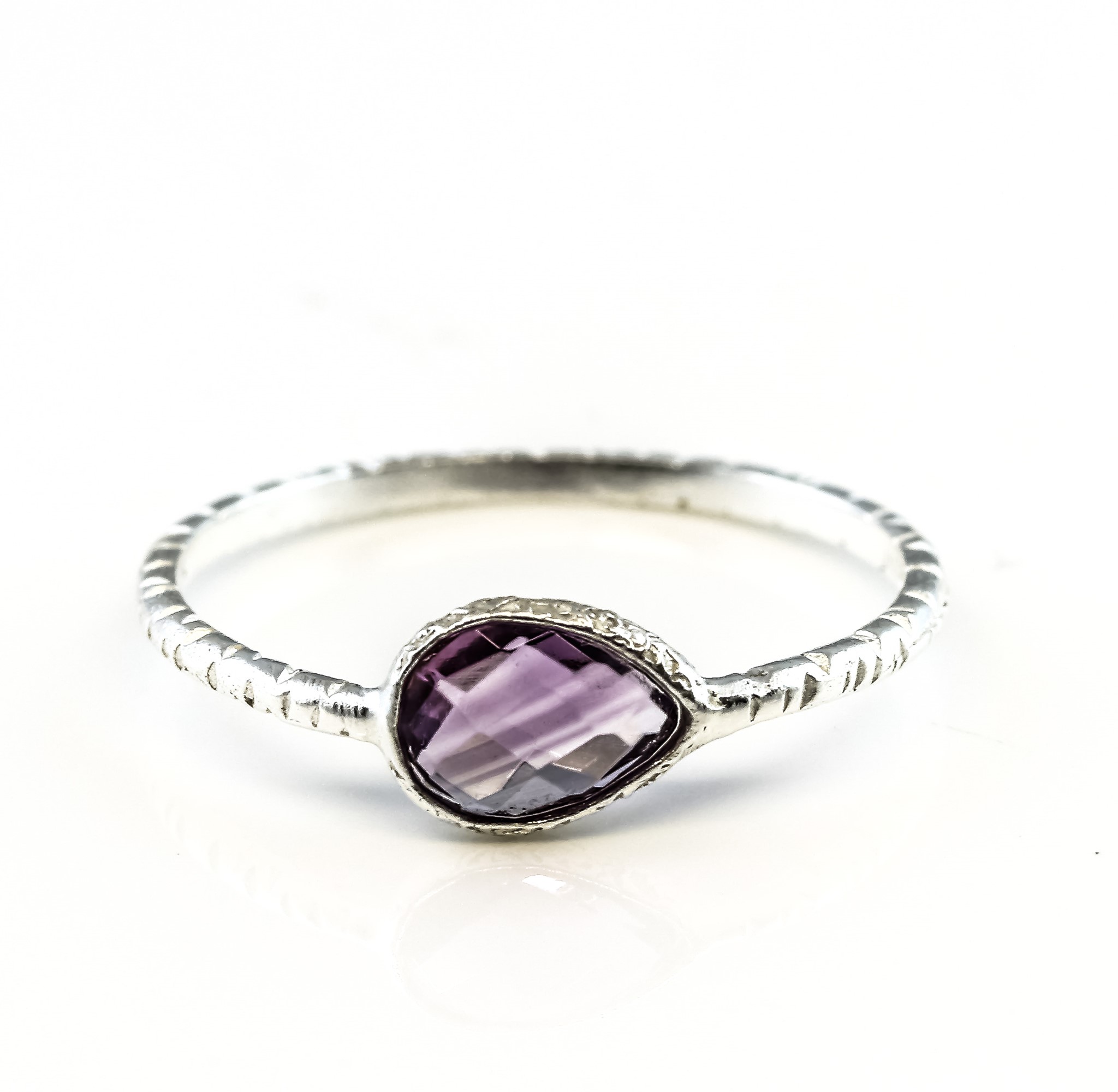 Bild von Amethyst fac. Tropfen 6x8mm Ring, gehämmert, Silber 925