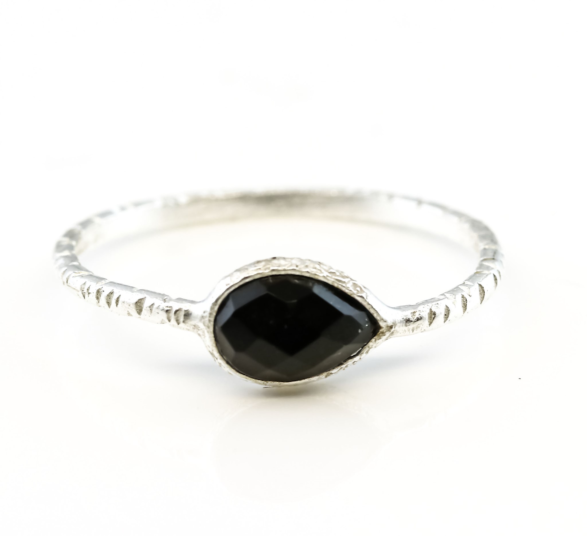 Immagine di Onyx fac. Tropfen 6x8mm Ring, gehämmert, Silber 925