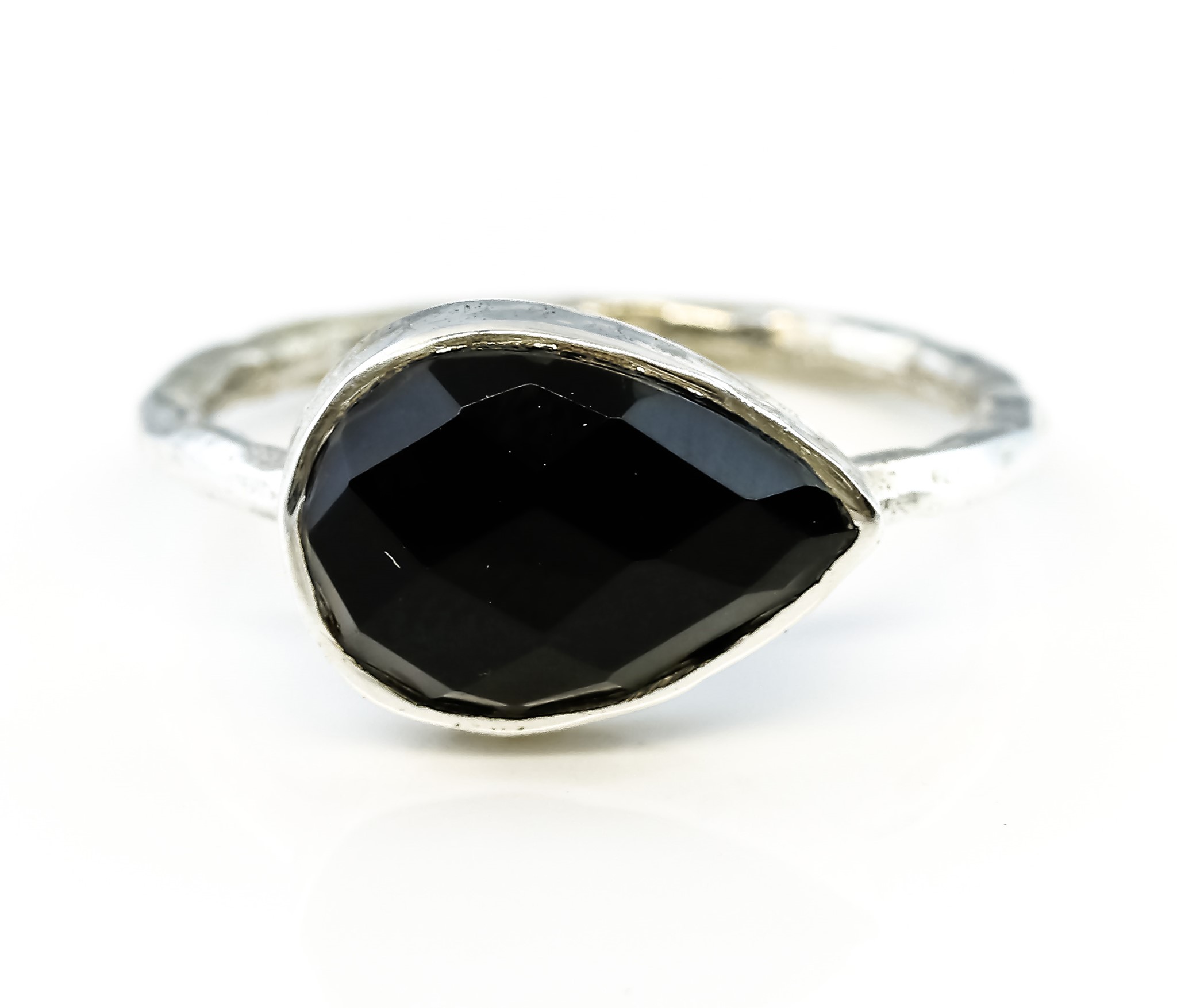 Immagine di Onyx fac. Tropfen 9x12mm Ring, gehämmert, Silber 925