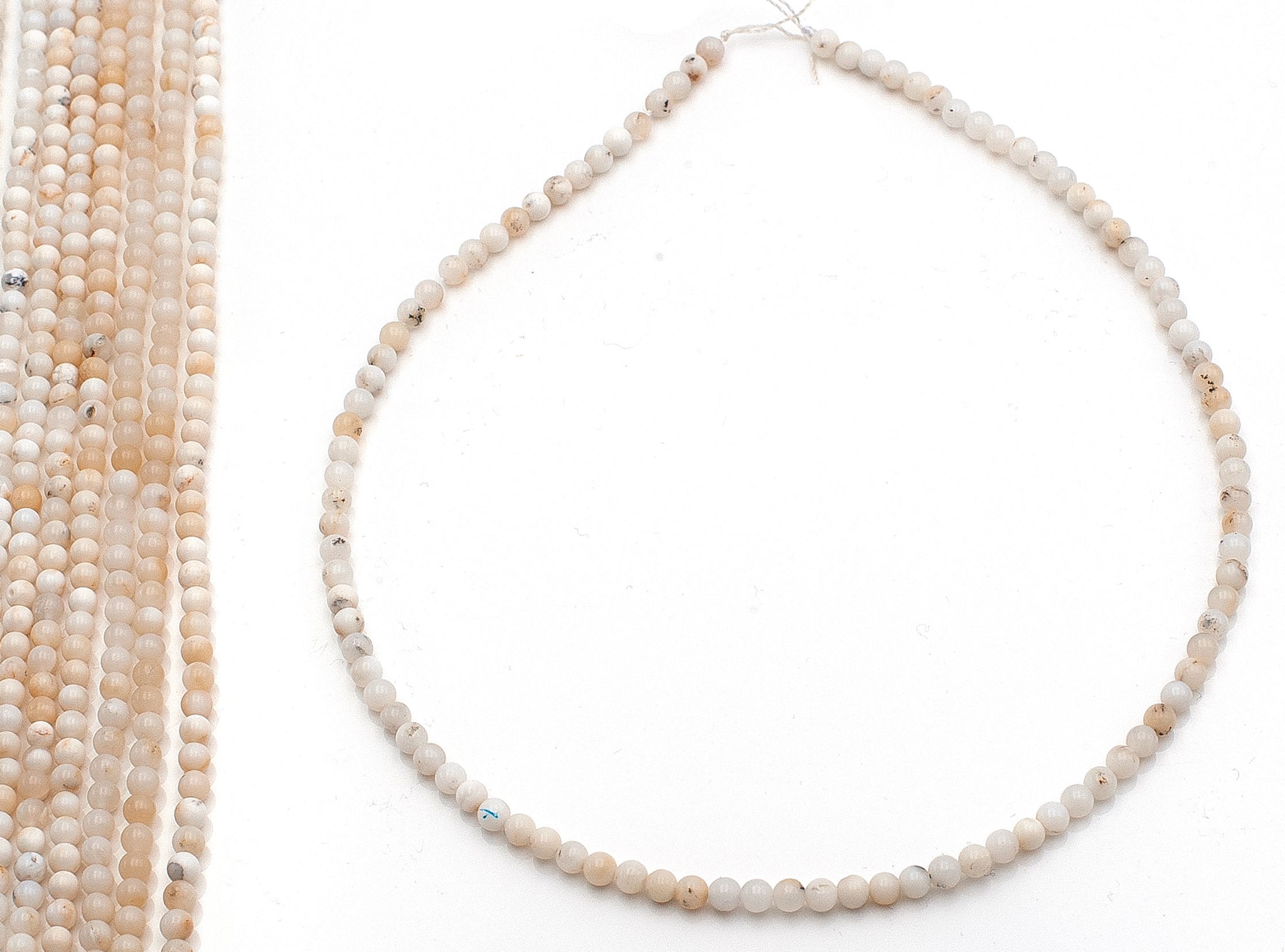 Bild von Weisser Opal Kugeln  4mm Strang (beige)