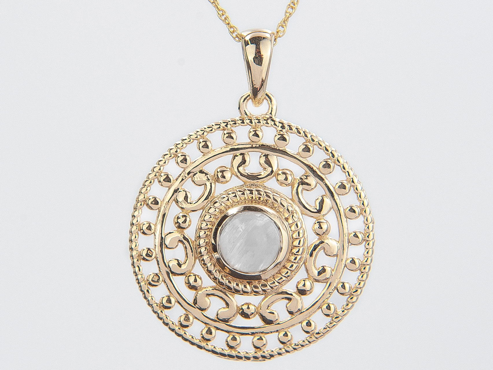 Bild von Mondstein weiss 25mm zisiliert mit Cabochon Anhänger, Silber vergoldet