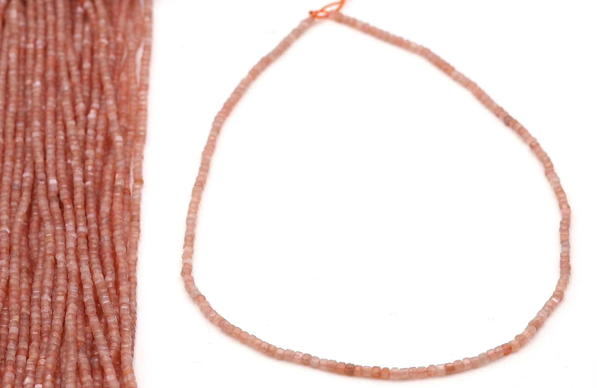 Immagine di Mondstein fac. Würfel 2.5mm Strang (peach)