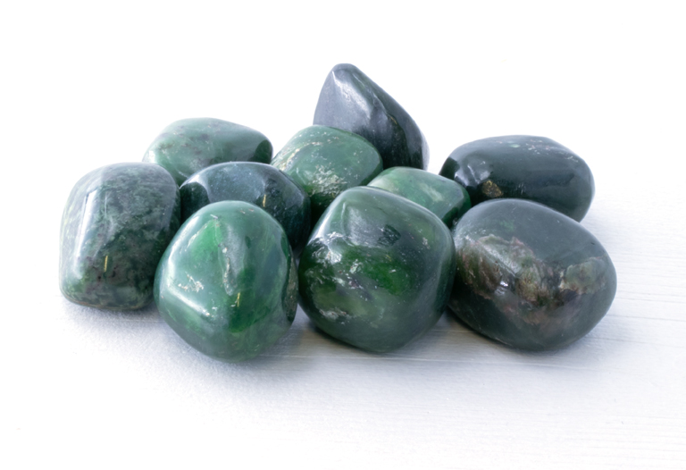 Bild von Nephrit (Canada Jade) Trommelsteine 3-4cm (VE: 300g)