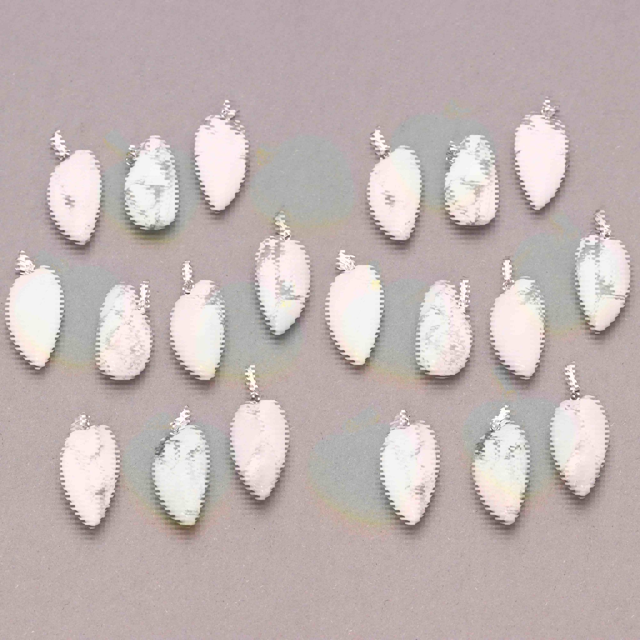 Bild von Magnesit "Love Hearts" 20x6mm Anhänger mit Metallöse
