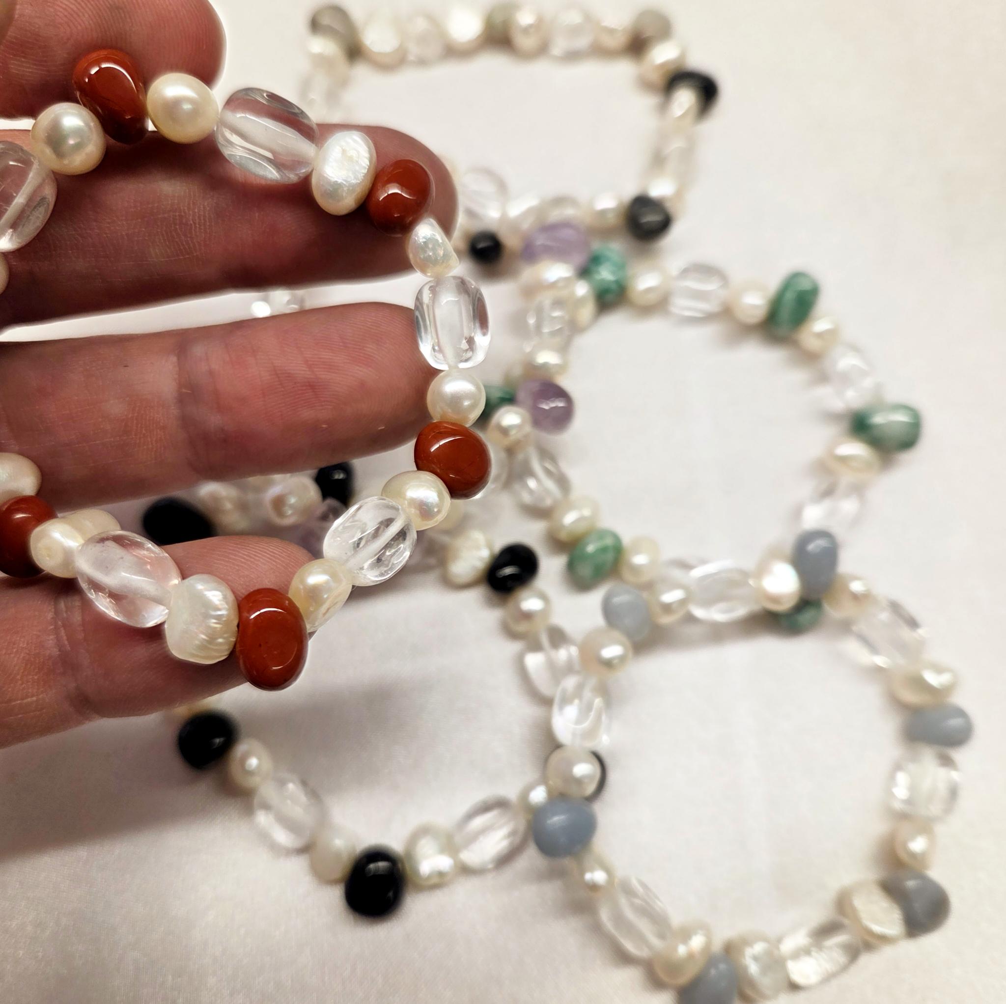 Bild von Nuggets 8-10mm, mit Perlen und Bergkristall Armband