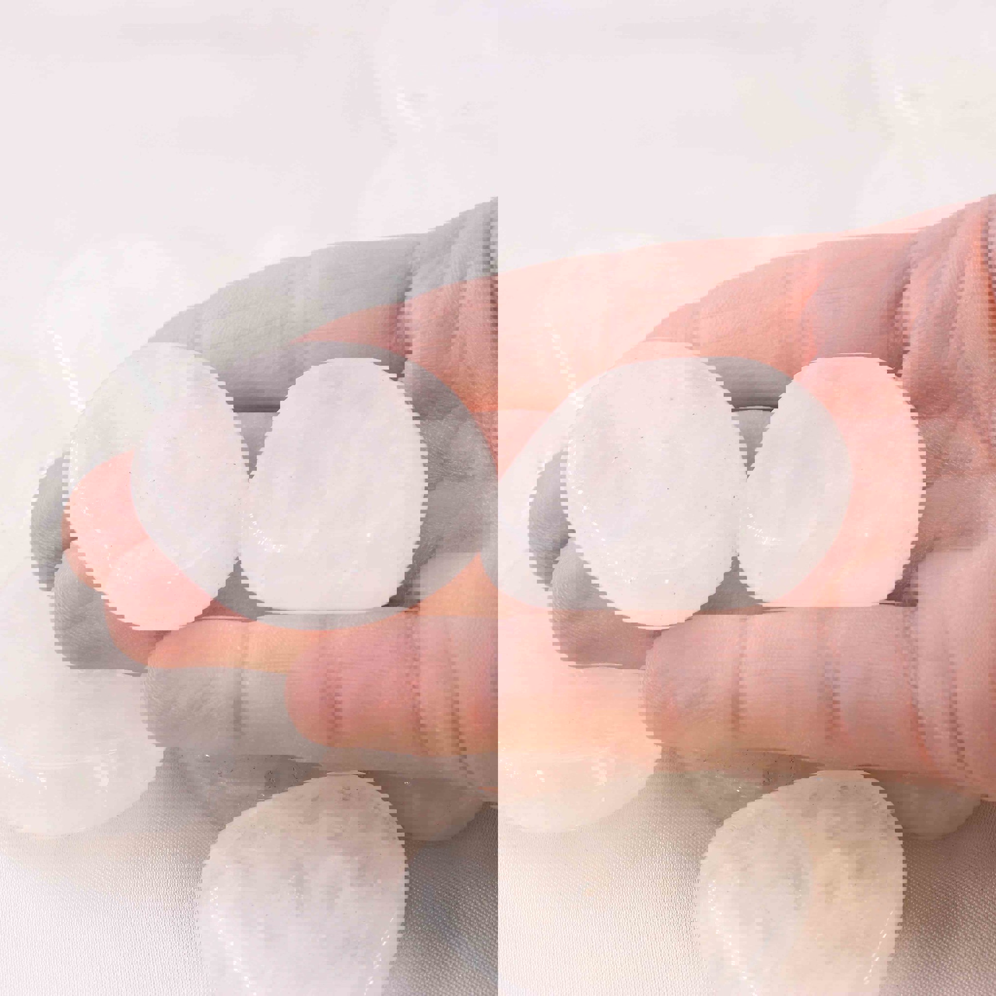 Bild von Schneequarz Handschmeichler (VE: 250g)