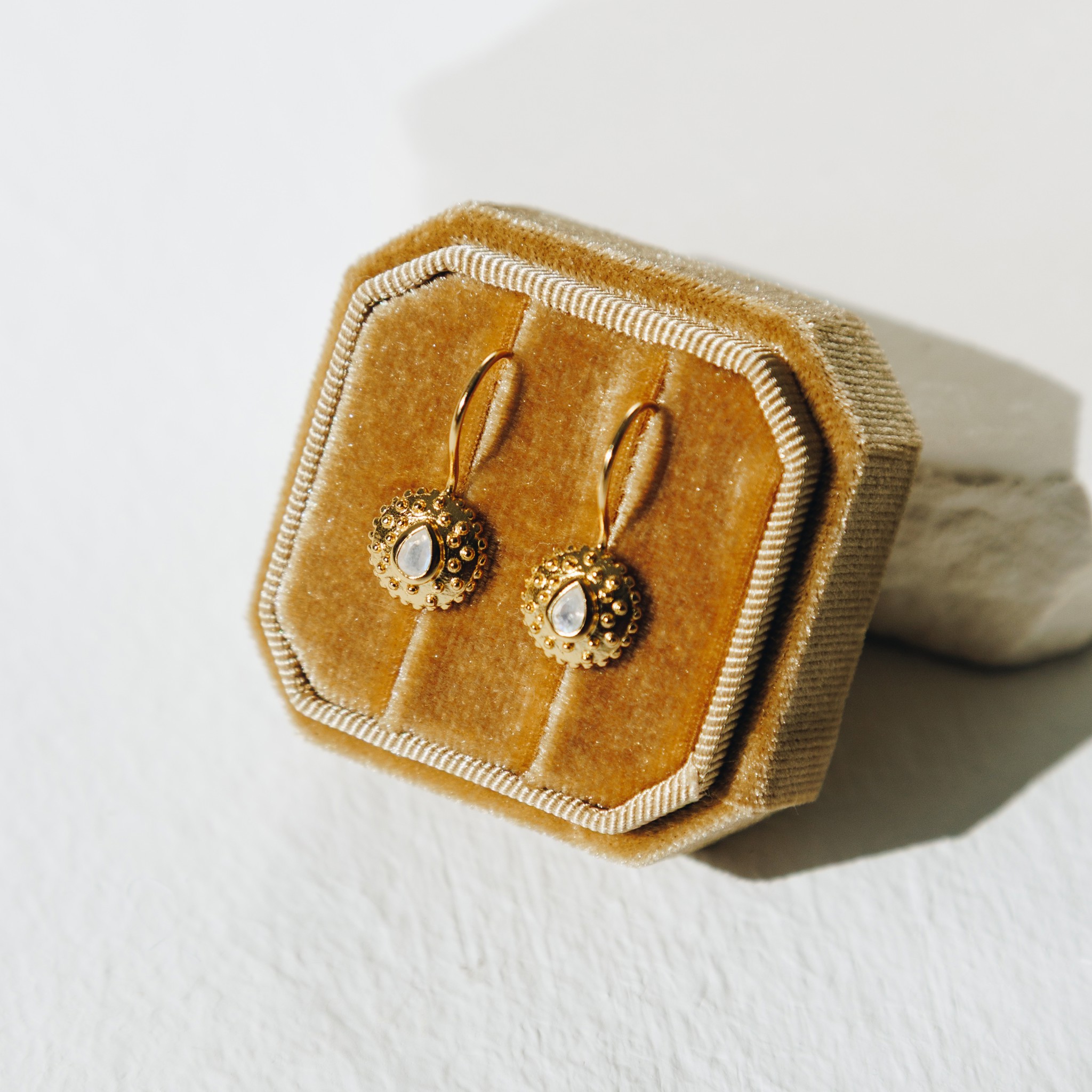 Bild von "Andalusian Drop". Regenbogen Mondstein. Ohrringe. Silber 925-Vergoldet