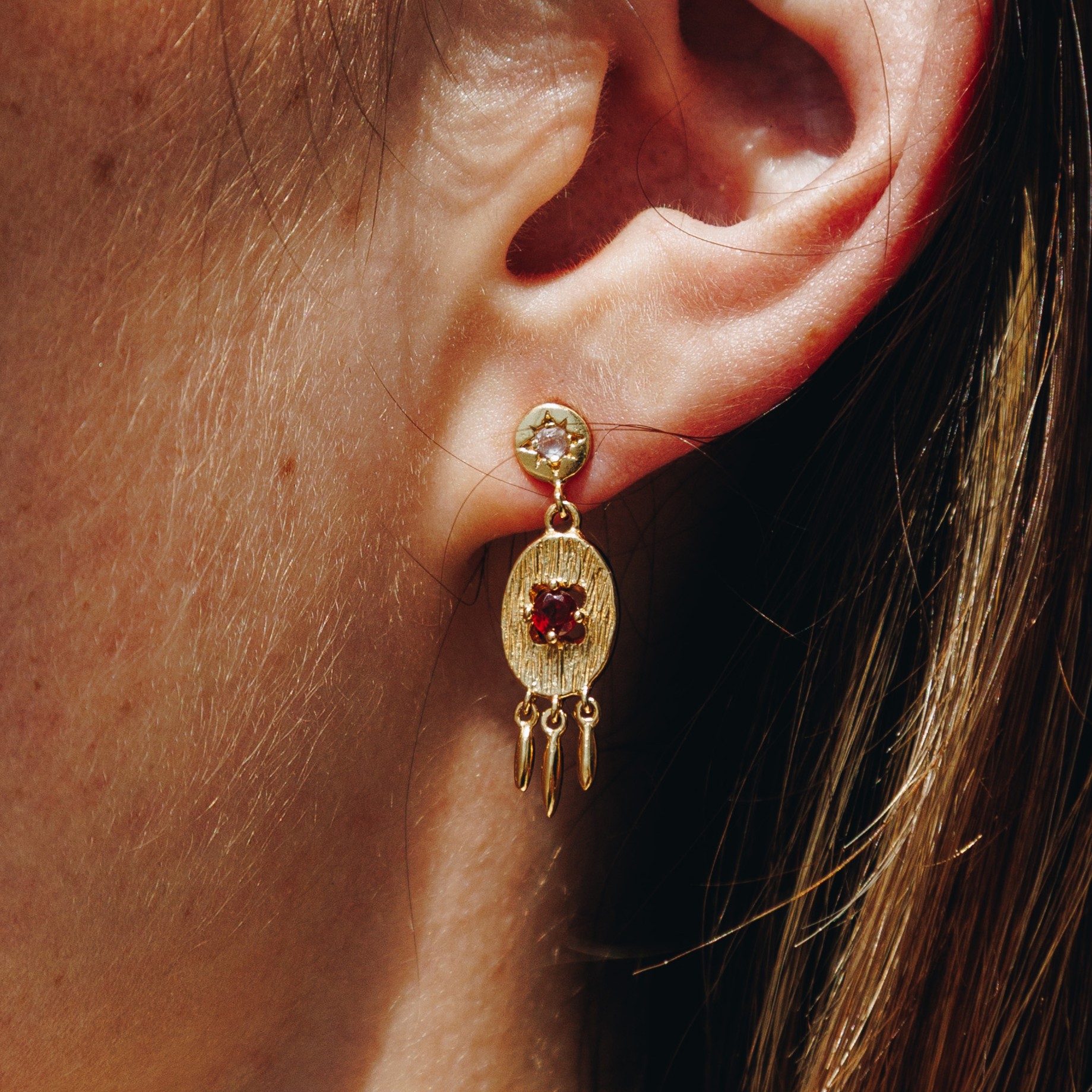 Bild von "one’s heart at the right place". Granat. Ohrstecker. Silber 925-Vergoldet