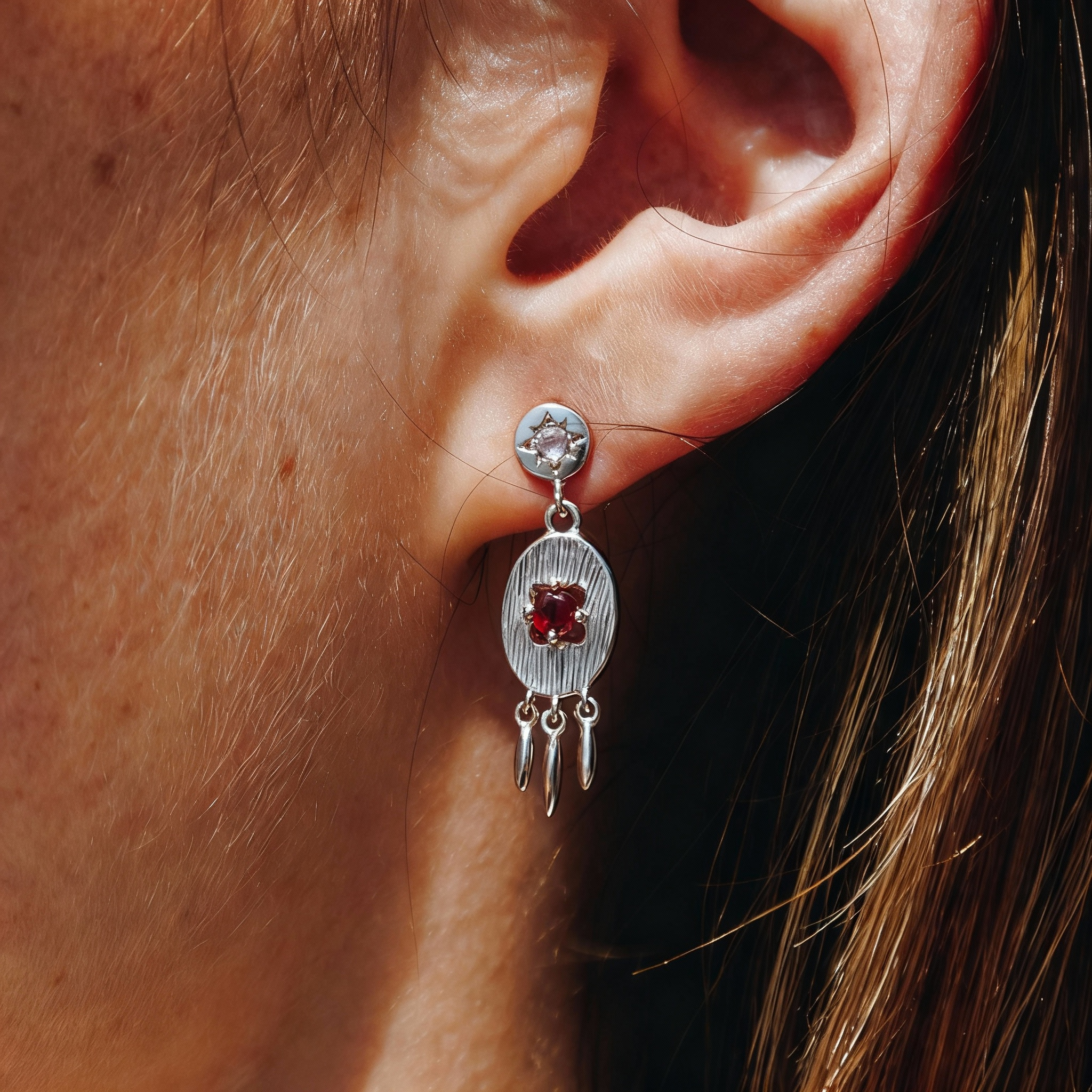 Bild von "one’s heart at the right place". Granat. Ohrstecker. Silber 925