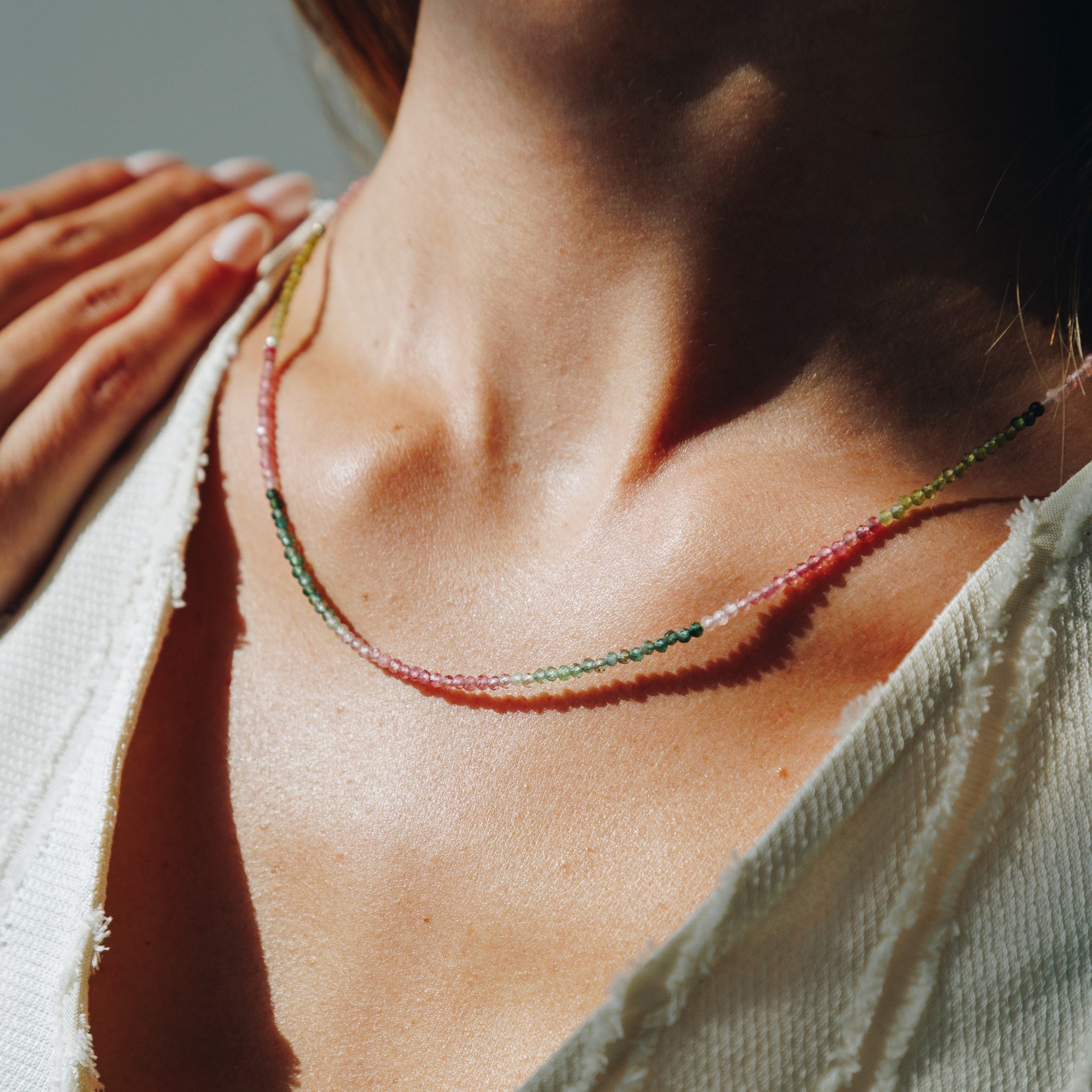 Bild von Turmalin farbig fac. Kugeln  2mm Strang (mc)