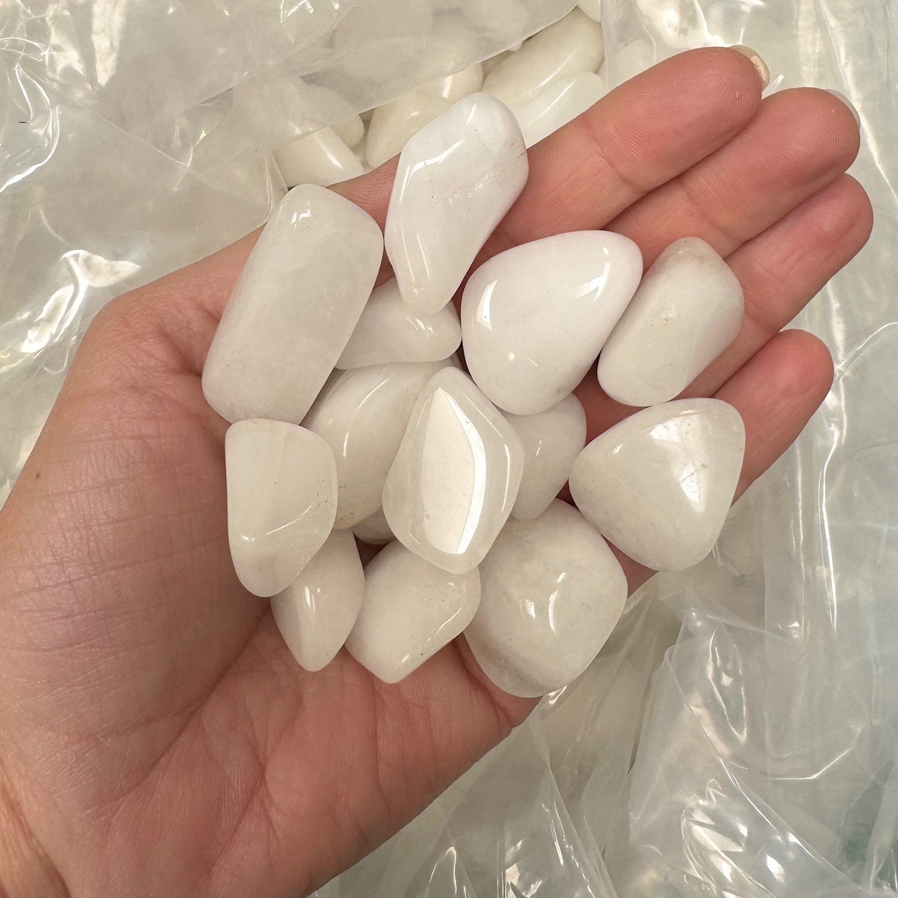 Bild von Schneequarz Trommelsteine (VE: 500g)