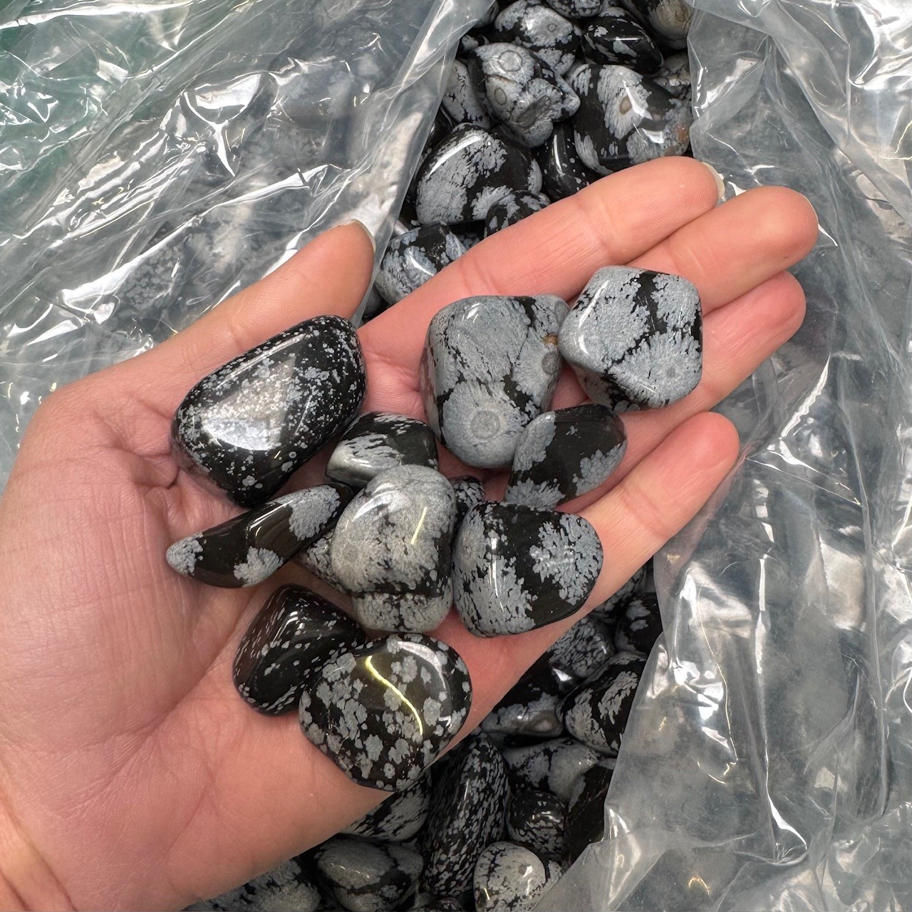 Bild von Schneeflocken-Obsidian Trommelsteine (VE: 500g)