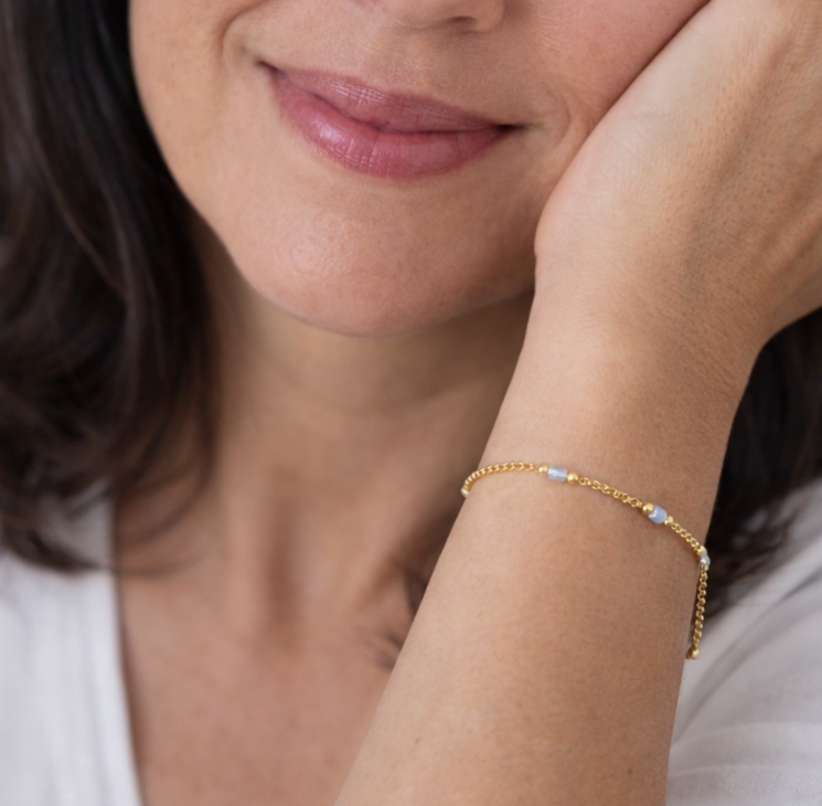 "Angeli su un filo. Pietra di luna. Bracciale. Argento 925 placcato oro