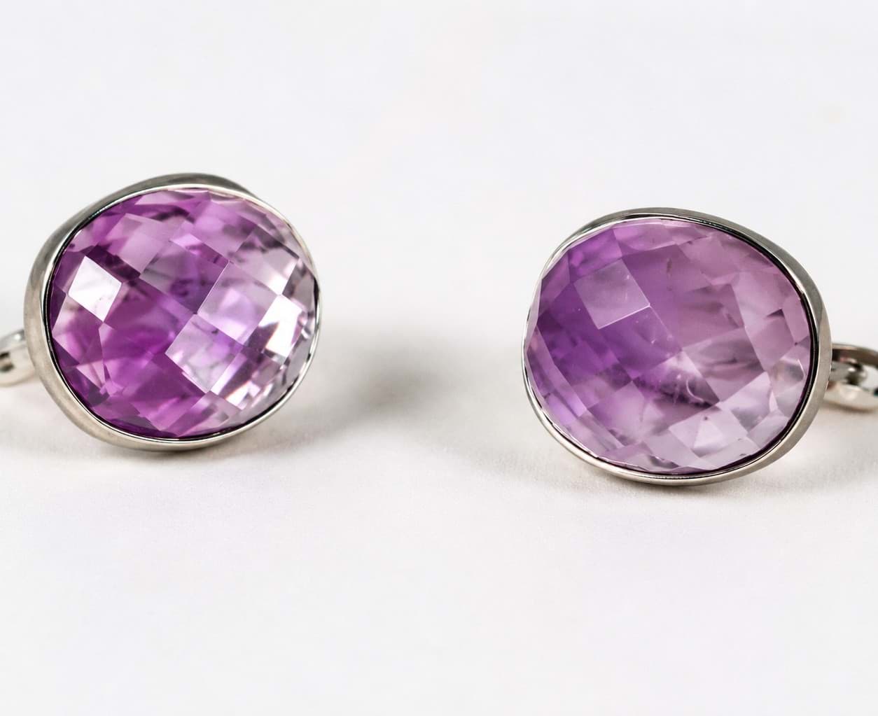"Cabochon fac.". Amethyst. Ohrstecker. Silber 925-rhodiniert