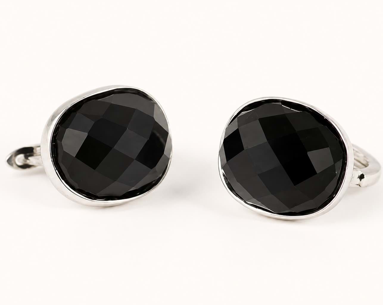 "Cabochon fac. oval". Onyx. Ohrstecker. Silber 925-rhodiniert