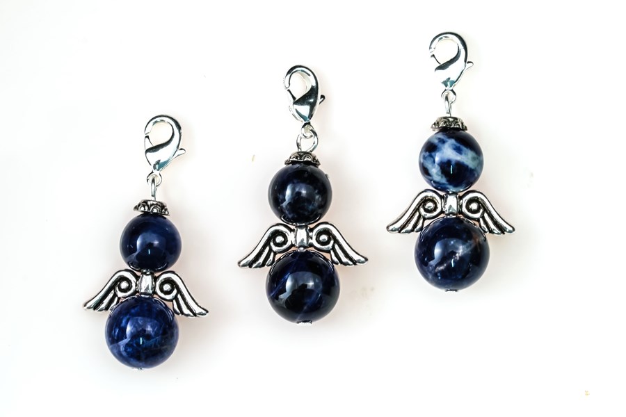 Bild von Charm Anhänger Sodalith Engel klein mit Metallflügel, 10,12mm Kugeln