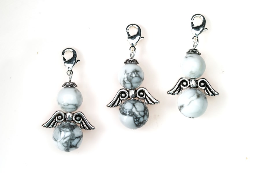 Bild von Charm Anhänger Magnesit Engel klein mit Metallflügel, 10,12mm Kugeln