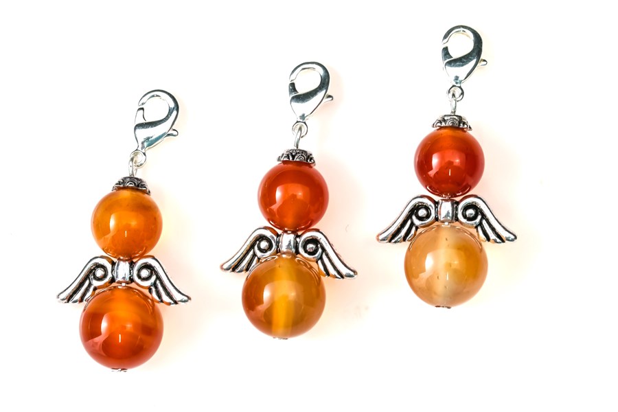 Bild von Charm Anhänger Karneol Engel klein mit Metallflügel, 10,12mm Kugeln