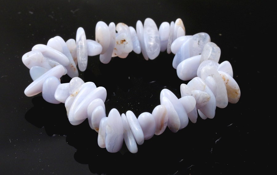 Bild von Chalcedon Chips  9-15mm Armband