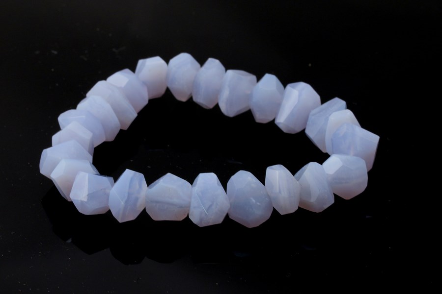 Image de Chalcedon facettierte Nuggets 10x14mm Extra Armband